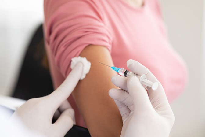 Vacina em braço feminino