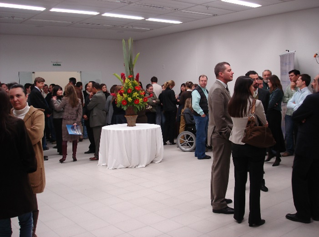 a foto mostra várias pessoas confraternizando.