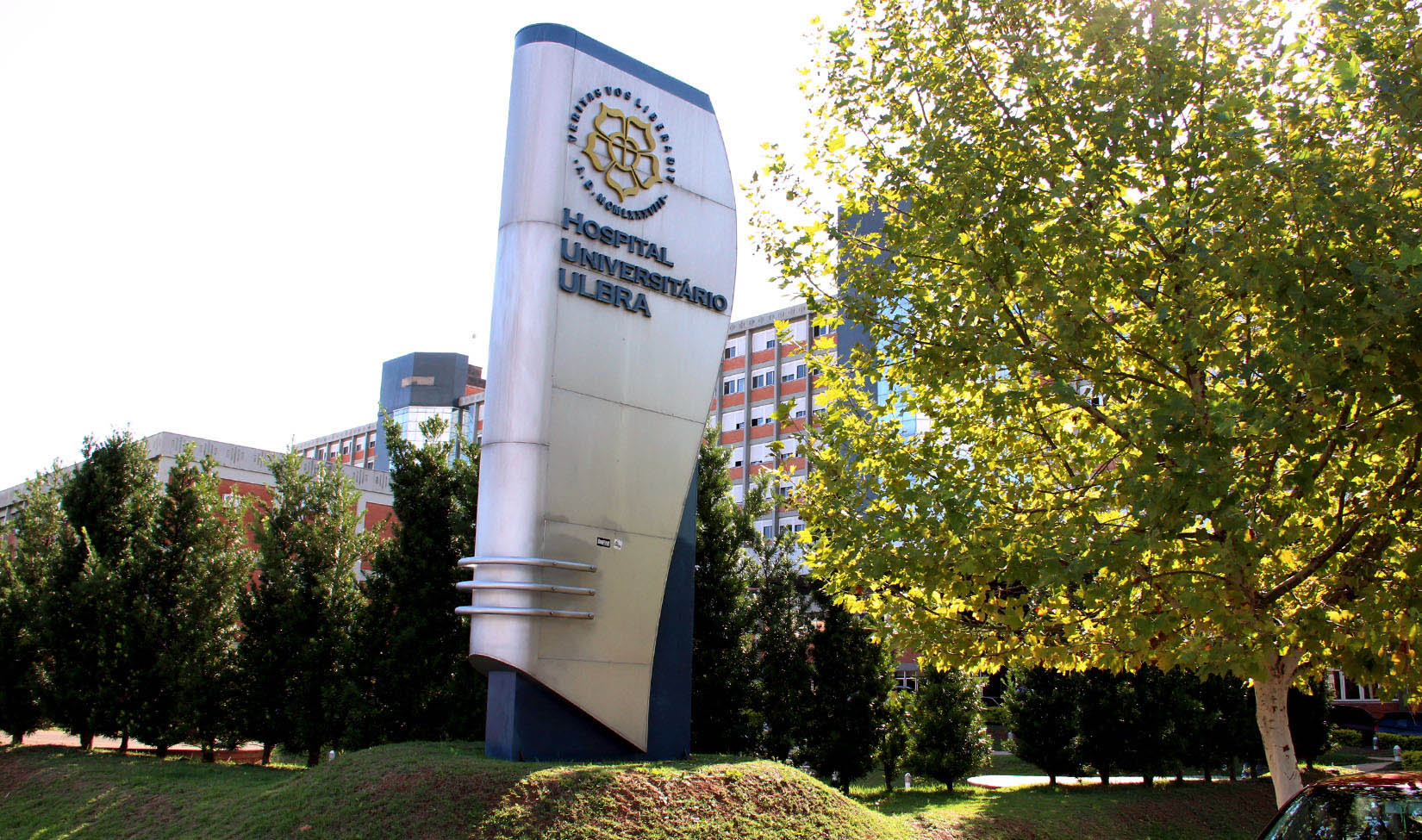 a foto mostra um painel vertical com o logo da ulbra e o letreiro escrito hospital universitário ulbra