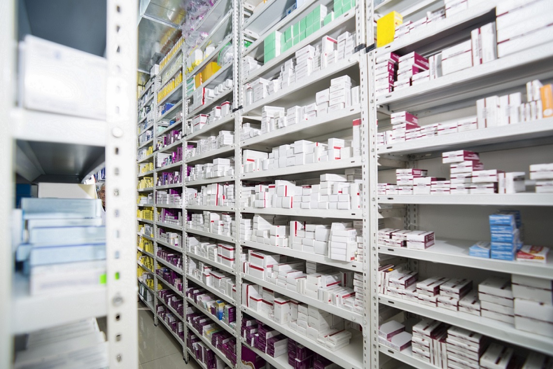 foto mostra uma prateleira cheia de medicamentos