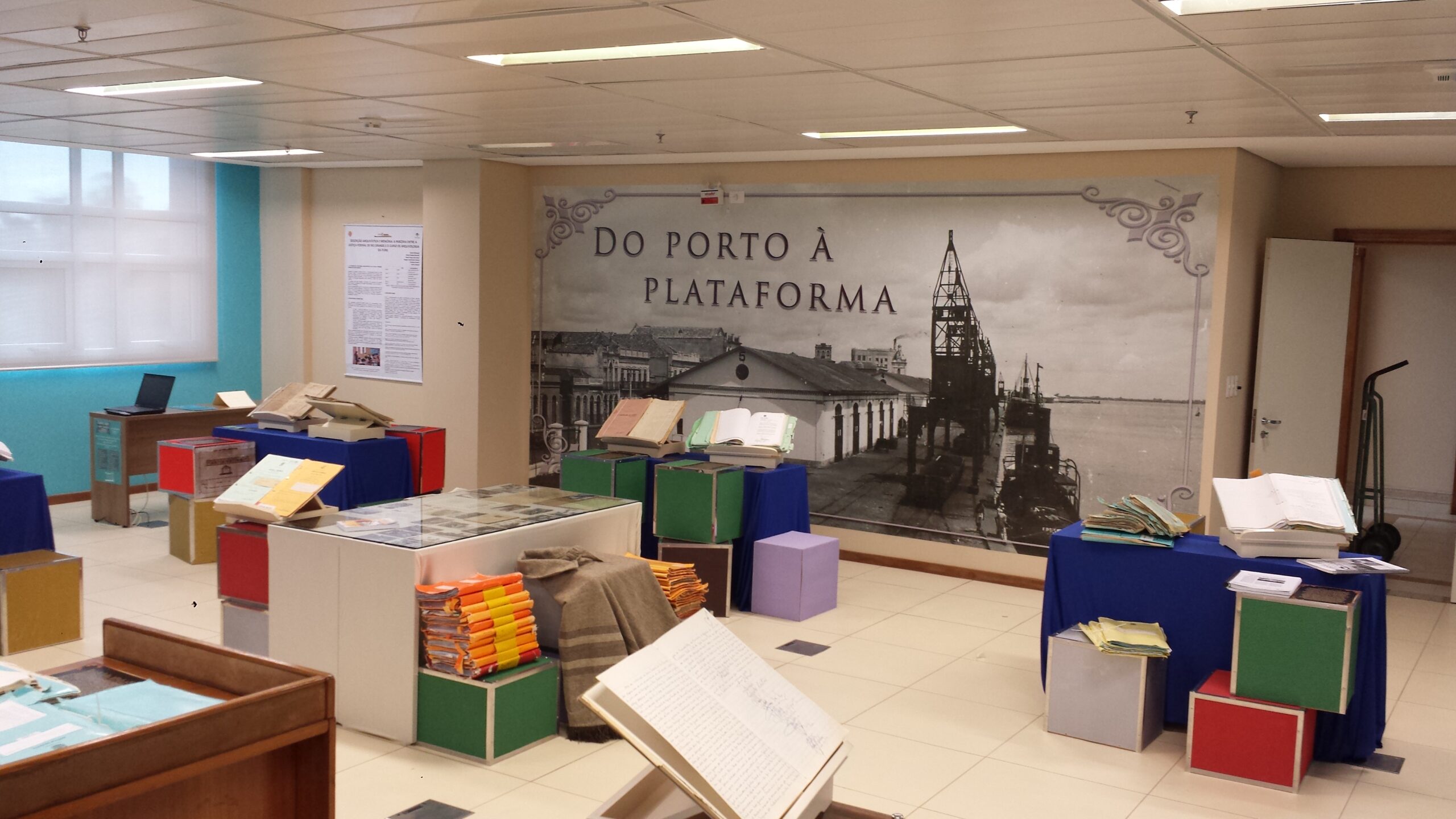 Sala com vários processos expostos sobre mesas