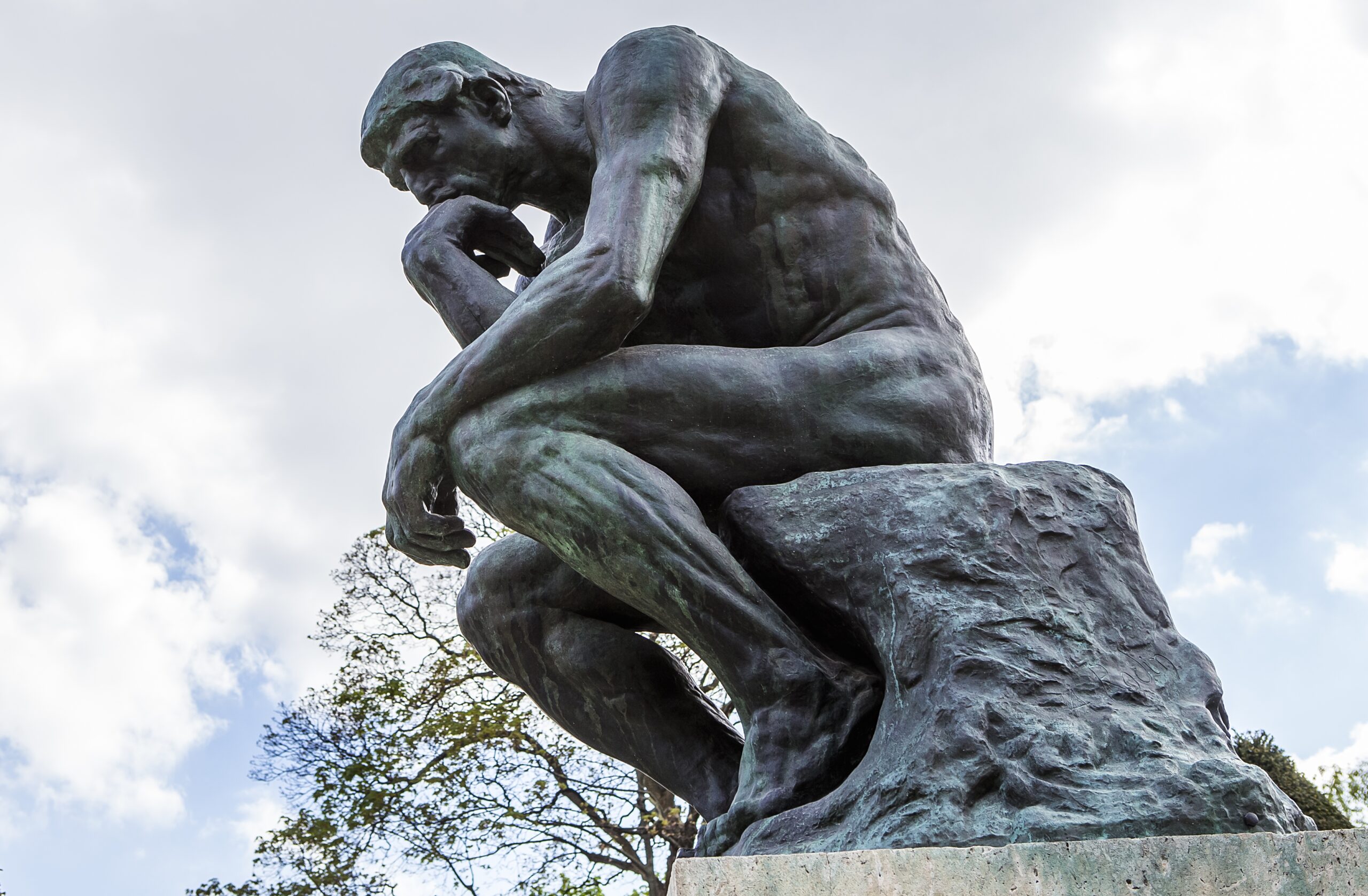 a foto mostra a estátua O pensador de Rodin