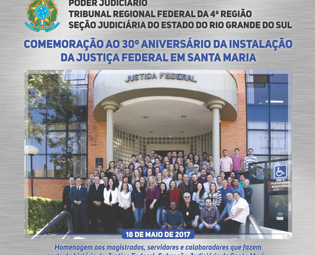 imagem do Pôster comemorativo de homenagem aos magistrados, servidores e colaboradores da SJRS em Santa Maria. Na frente do prédio sede estão diversas pessoas posicionadas para a foto