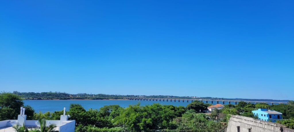 Rio Uruguai: Imagem do Rio Uruguai e da Ponte Internacional que liga Uruguaiana a Paso de Los Libres/Argentina, registrada a partir de uma sala da 1ª Vara Federal de Uruguaiana.