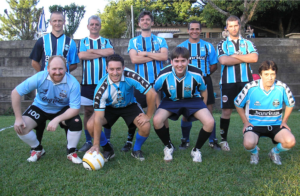 Gremistas reunidos em foto do time organizado para o “Grenal” da JF Lajeado. Em pé, da esquerda para direita: Antônio Gatelli, João Perci de Vargas, Rafael Farina Dornelles, João Pedro, Rafael Godinho. Agachados, da esquerda para direita: Evandro Luís Becker, Felipe Nunes José, Daniel Sartori, Geaci Martins Bogado.