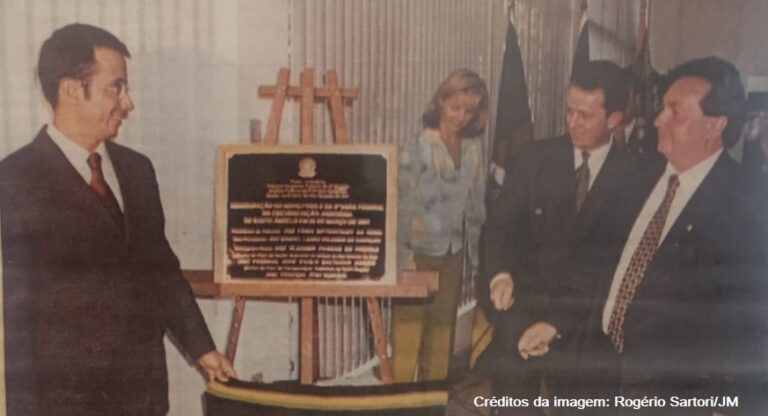 foto antiga em que aparece os três juízes olhando para a placa de inauguração
