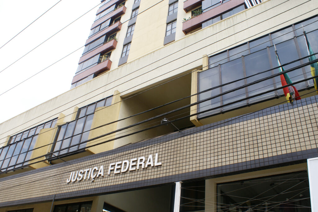 Primeira sede da Justiça Federal em Erechim. O primeiro prédio-sede funcionou junto à Avenida Sete de Setembro, nº 483, Centro da cidade, em salas adaptadas para atuação da Justiça Federal