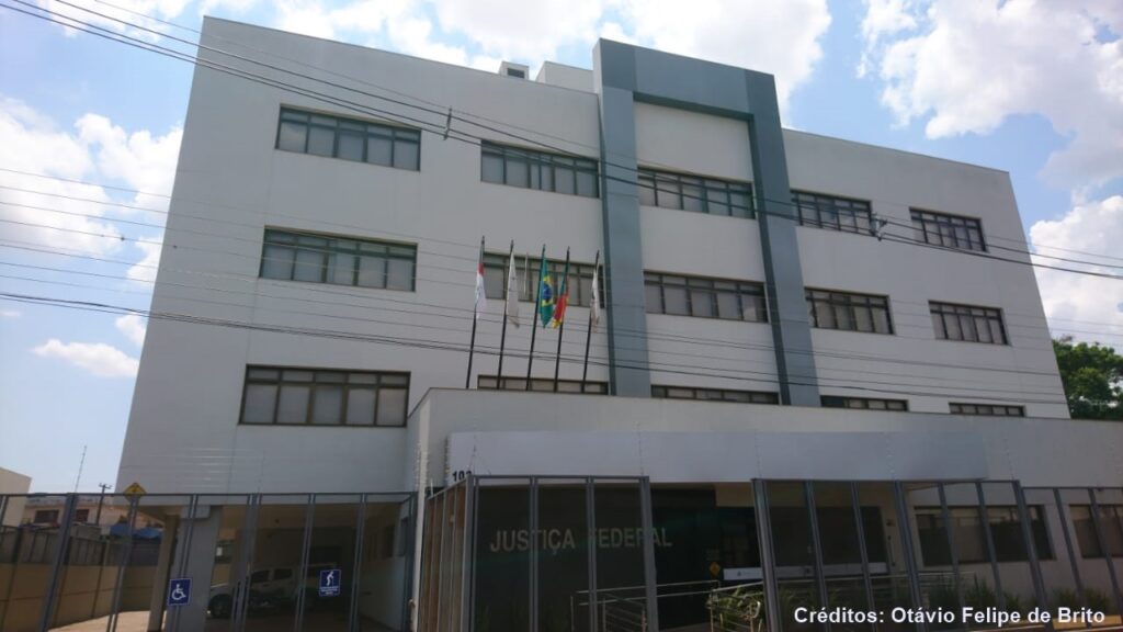 Sede atual da Justiça Federal em Santo Ângelo, localizada na Travessa João Meller, nº 102, dentro do Comercial Adhara. Instalada em 2017.