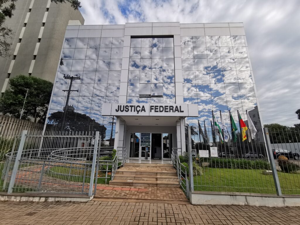 Sede atual da JF em Erechim, instalada Rua Clementina Rossi, 95, bairro Bela Vista, próxima a outros órgãos do sistema de justiça. Ela conta com três andares, nos quais funcionam as duas varas federais e a Direção do Foro com seus serviços