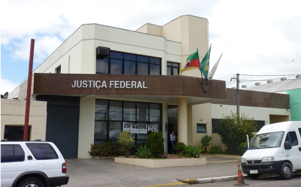 Segunda Sede da JF de Santa Cruz do Sul. À direita, é possível ver a construção adaptada para receber a segunda Vara