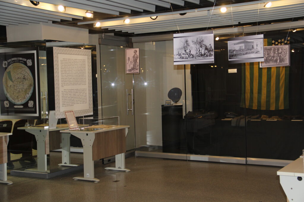 Foto do espaço do memoria com a os itens expostos