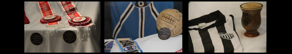 Montagem com sequencia de três fotos: A primeira com 2 faixas do Esporte Clube Internacional ; a segunda, com a faixa , bandeira e bola do Grêmio, a terceira com uma camisa de um outro time com uma cuia de chimarrão ao lado.