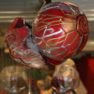 Uma chuteira e uma bola estilizadas que compuseram a Exposição Internacional “Mategraficamente”, de caráter itinerante, organizada pela Associação Civil Tiempo de Arte, que reúne obras de artistas latino americanos representando o sentimento do povo brasileiro em relação ao futebol.