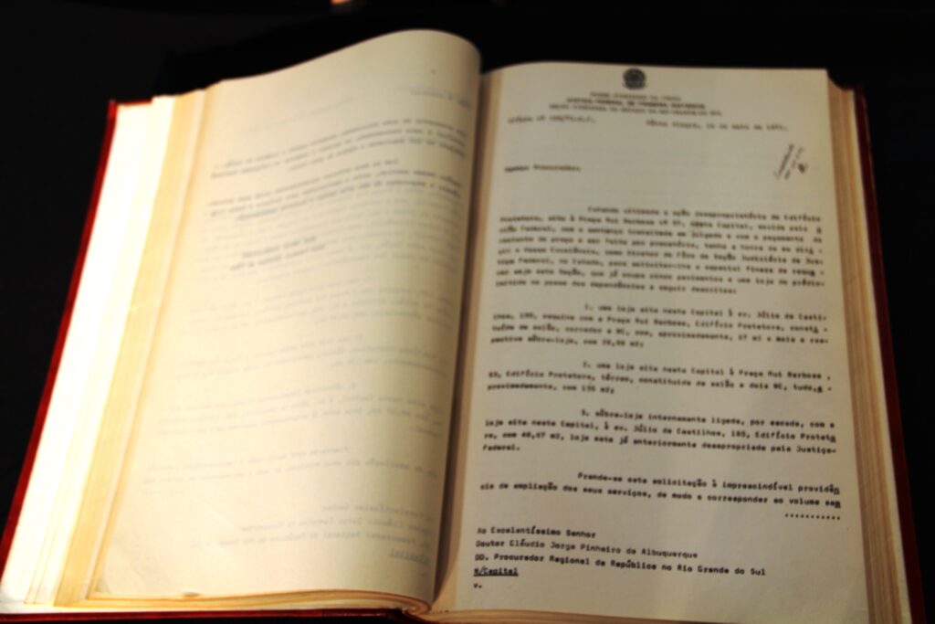 Pertenceu à Secretaria Administrativa, em 1967. Trata-se de um encadernamento das segundas vias dos ofícios enviados pela Secretaria da Direção do Foro. Era a forma de organização da época.