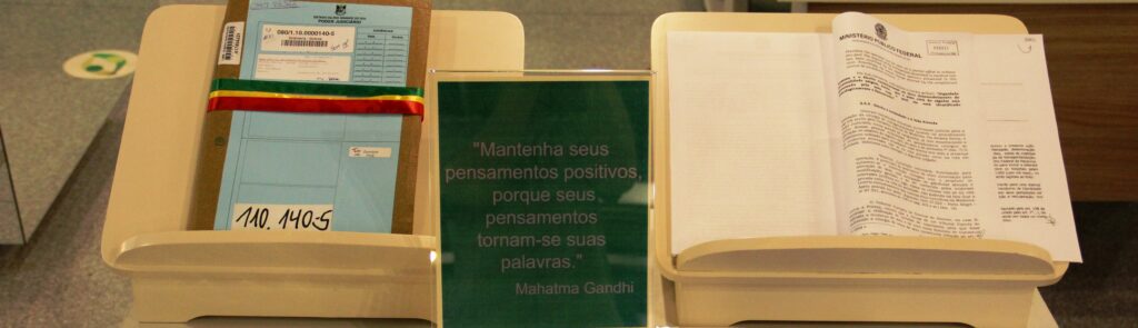 Dois processos expostos – um fechado e um aberto. Entre eles, um display de acrílico com uma mensagem de Mahatma Gandhi: " Mantenha seus pensamentos positivos, porque seus pensamentos tornam-se suas palavras. "