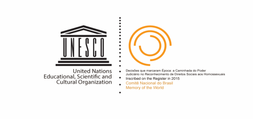 "United Nations Educational, Scientific and Cultural Organization" (Organização das Nações Unidas para a Educação, a Ciência e a Cultura.); ao lado, 3 semi-círculos ,de cor laranja, um dentro do outro . Abaixo escrito: Decisões que marcaram Época: a Caminhada do Poder Judiciário no Reconhecimento de Direitos Sociais aos Homossexuais - Inscribe on the Register in 2015 - Comitê Nacional do Brasil, Memory of the World.