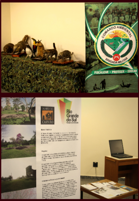 Duas imagens : na de cima, bonecos de animais em cima de uma mesa com uma arte estilizada imitando plantas caindo dessa mesa; ao lado, na mesma figura, um poster esverdeado com recorte de fotos como pano de fundo (grupo de crianças , cabeça de uma arara, homens num bote em um rio) e no meio do poster um símbolo redondo com desenho de grama sol escrito "Comando Ambiental - Brigada Militar " . Abaixo escrito Fiscalizar - Proteger - Educar. Na imagem abaixo , um banner, ao lado deste uma mesinha com uma revista aberta e mais ao fundo, próximo à parede, uma pequena mesa com laptop em cima. No banner há imagens de luages abertos com gramados, árvores, céu claro, e logo ao lado dessas imagens um texto. Acima do texto um logo com a descrição “Museo do Carvão” e ao lado outro logo colorido (amarelo, verde e vermelho) escrito Rio Grande do Sul (Governo do Estado)