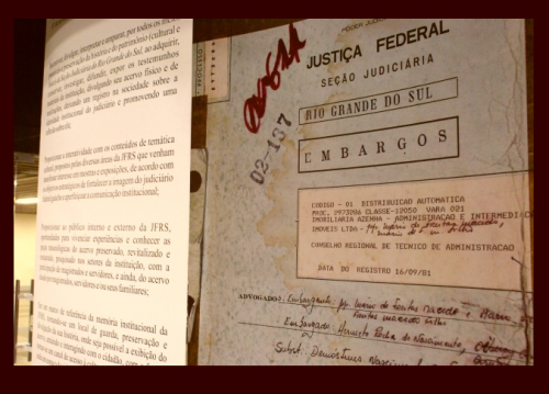 Foto de um processo : ao lado esquerdo um texto, ao lado direito a capa antiga e azulada do processo.
