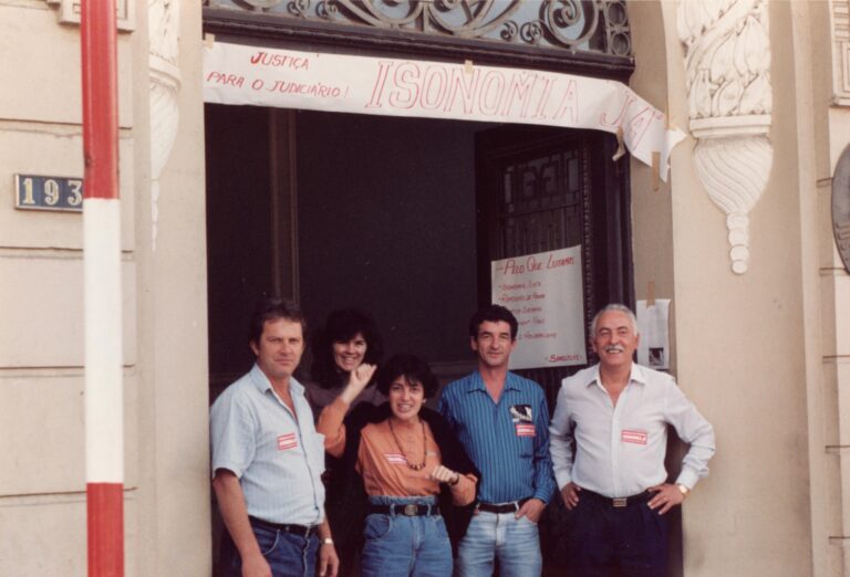 Servidores em frente à primeira sede da Justiça Federal em Santa Maria. Da esquerda para a direita: Carlos Roberto Moraes Jacob, Maria Cristina Ellwanger, Marta Somavilla, Luiz Gonzaga Vasquez e Mario Ramos