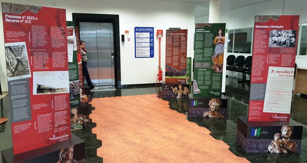 Sala com vários processos expostos sobre mesas