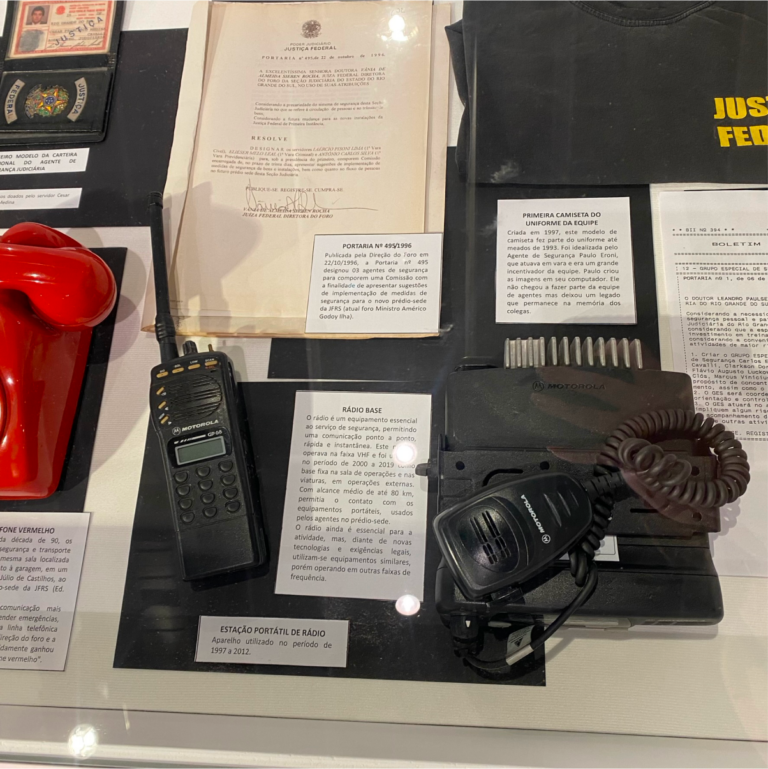 Rádio utilizado para comunicação rápida e instantânea .