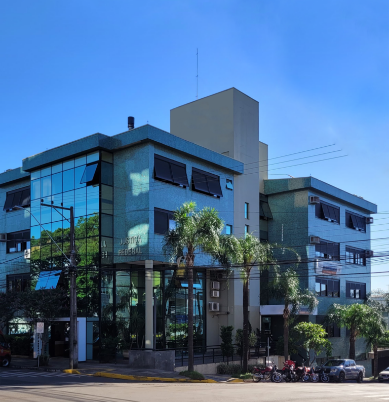 Prédio de fachada envidraçada localizado na esquina