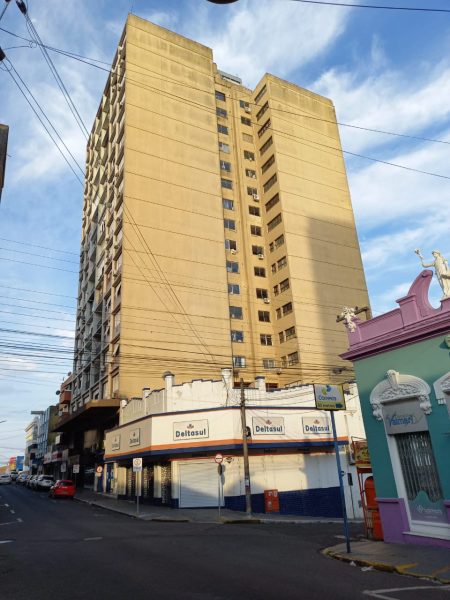 A primeira sede da Justiça Federal em Santana do Livramento ficava no primeiro andar do prédio amarelo destacado na foto, na Rua das Andradas nº 375.