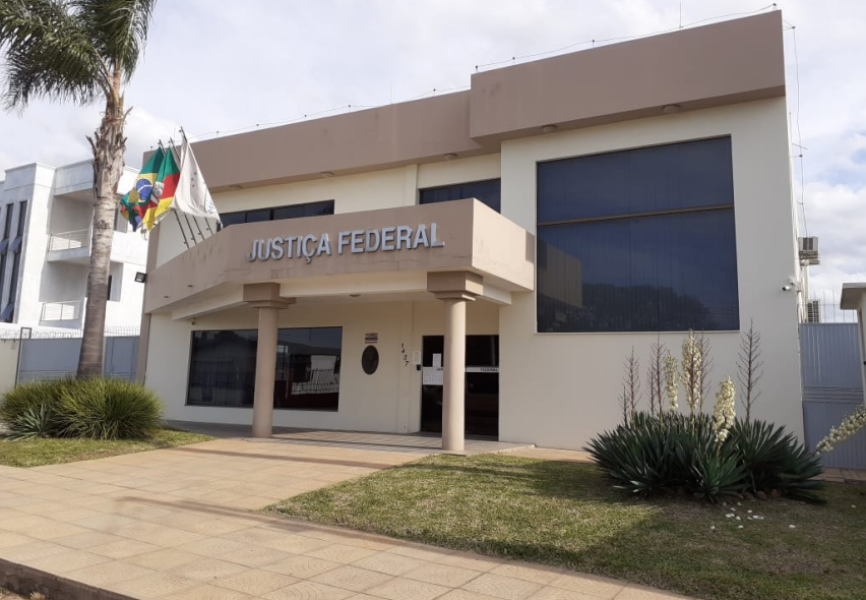 Sede atual da Justiça Federal em Santiago, localizada na Rua Pedro Palmeiro, nº 1437. Registro de 27 de abril de 2022.