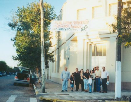 Servidores da subseção de Rio Grande posam para foto diante do local de atendimento do Juizado itinerante em Santa Vitória do Palmar, 2003.