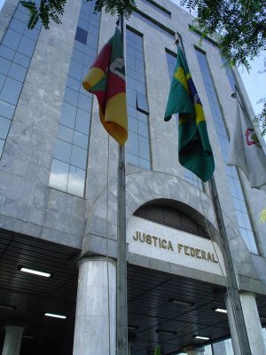 Detalhe da fachada do prédio-sede da Justiça Federal do Rio Grande do Sul.