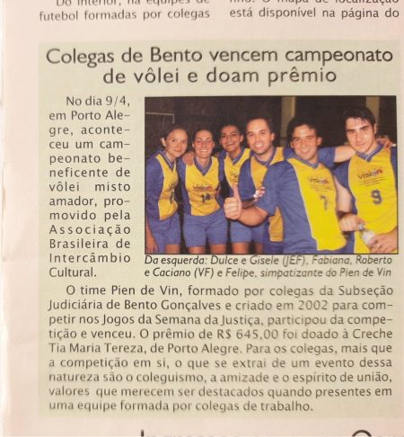 a imagem de um pedaço de uma página de jornal em que se lê Colegas de Bento vencem campeonato de vôlei e doam prêmio., com foto da equipe.