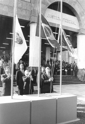 Hasteamento da Bandeira durante a inauguração do prédio-sede da Justiça Federal do Rio Grande do Sul, com a presença do Ministro Romildo Bueno de Souza, então Presidente do Superior Tribunal de Justiça e do Conselho da Justiça Federal (centro), do Desembargador Federal Pedro Máximo Paim Falcão, Presidente do Tribunal Regional Federal da 4ª Região (direita) e do Juiz Vilson Antonio Rodrigues Bilhalva, Presidente do Tribunal Regional do Trabalho da 4ª Região (esquerda).