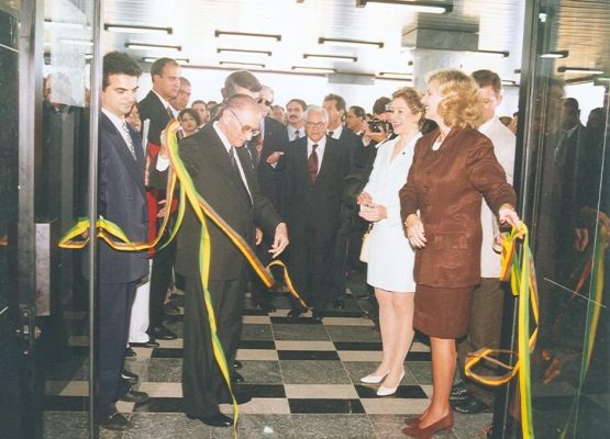 Inauguração do prédio-sede da Justiça Federal do Rio Grande do Sul. Em destaque, da esquerda para a direita: Ministro José Néri da Silveira; Desembargador Fábio Bittencourt da Rosa; Ministra Ellen Greice Northfleet; Juíza Federal Vânia Hack de Almeida.